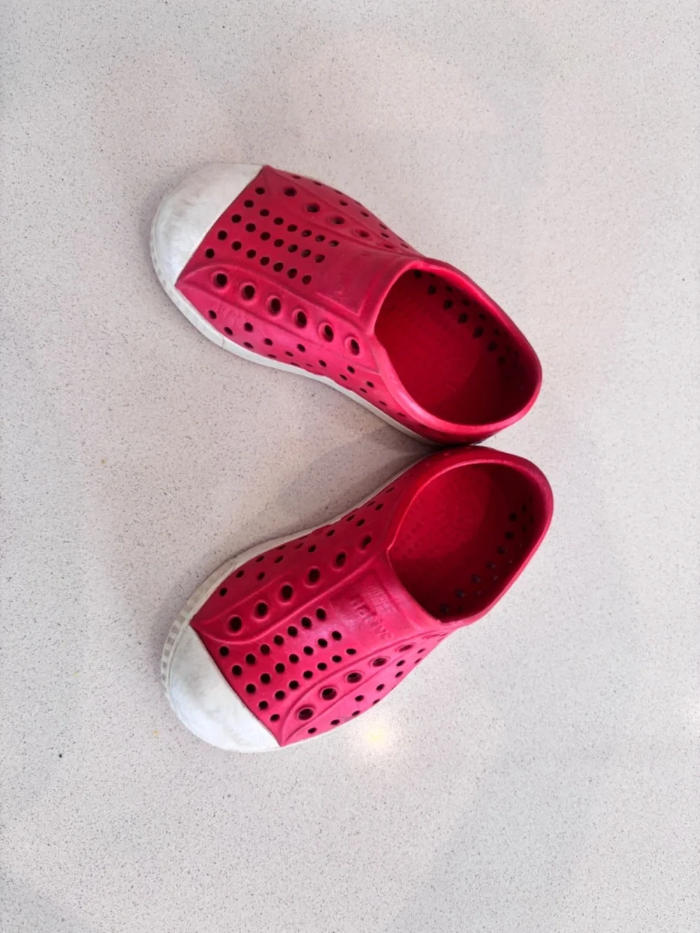 Native shoes in red T6 great condition